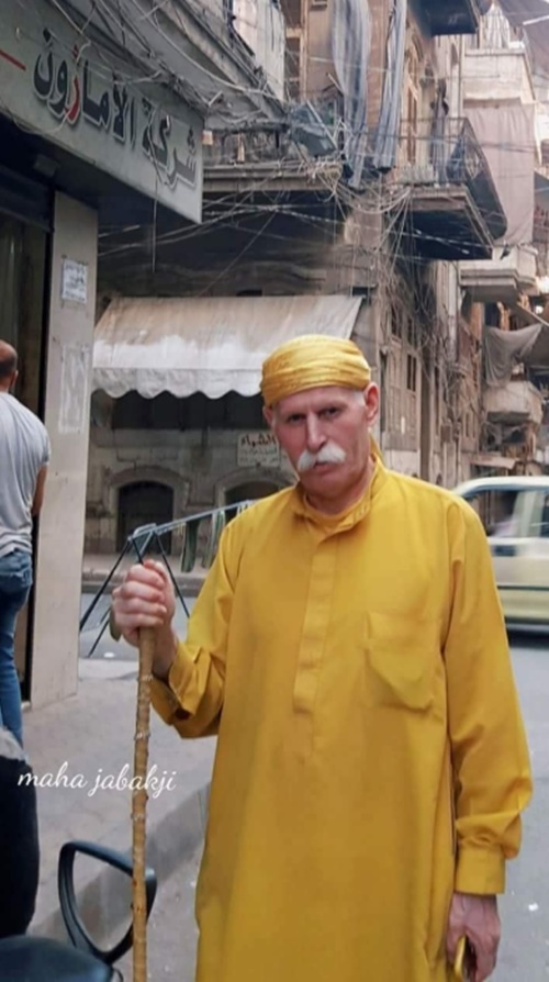 Người đàn ông 35 năm chỉ mặc màu vàng, bất chấp nguy hiểm - 6