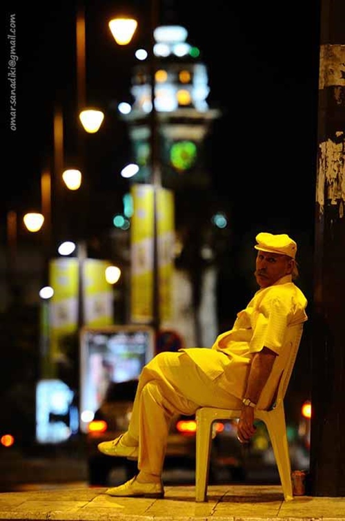 Người đàn ông 35 năm chỉ mặc màu vàng, bất chấp nguy hiểm - 2