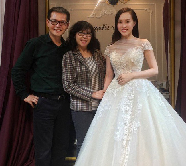 Vợ sắp cưới của nghệ sĩ hài Trung Hiếu là tâm điểm chú ý những ngày qua. Mới đây cư dân mạng truyền tay nhau bức ảnh nghệ sĩ đưa vợ tương lai đi thử váy cưới.