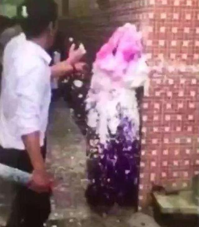 Phù rể dùng bình cứu hỏa xịt đầy người phù dâu khiến đám cưới náo loạn - 1