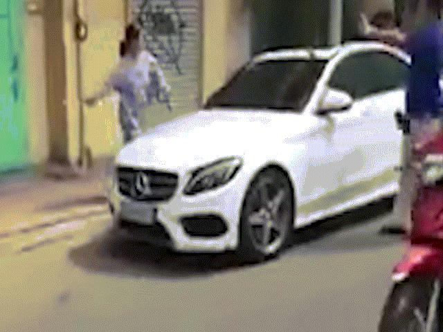 Tin tức trong ngày - Người phụ nữ dùng búa đập xe Mercedes trước nhà vì lý do gì?