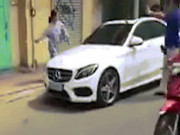 Tin tức trong ngày - Người phụ nữ dùng búa đập xe Mercedes trước nhà vì lý do gì?
