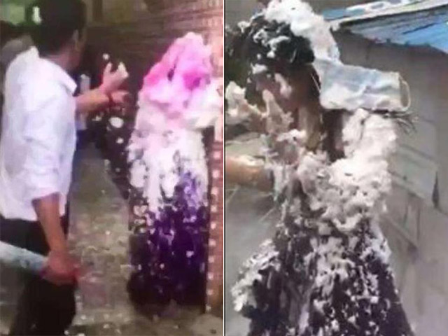 Bạn trẻ - Cuộc sống - Phù rể dùng bình cứu hỏa xịt đầy người phù dâu khiến đám cưới náo loạn