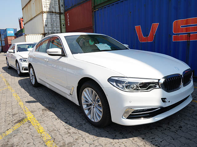 Ô tô - Lô xe BMW 5-Series chính hãng đầu tiên cập cảng Việt Nam