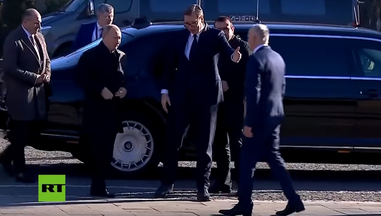 Siêu xe “boong-ke 4 bánh” của ông Putin gây chú ý ở Serbia - 1