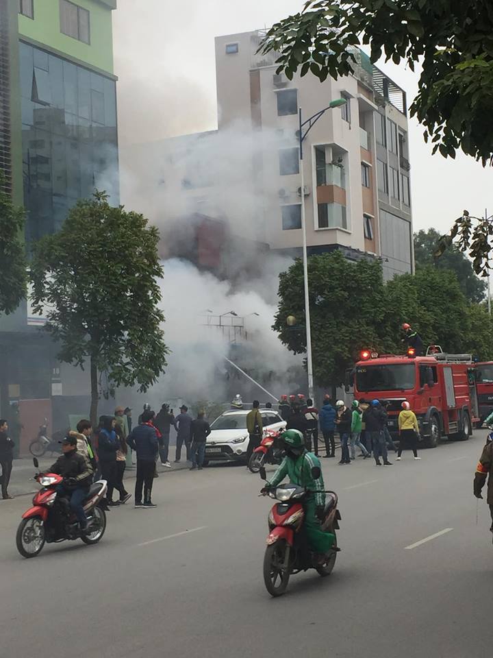 Cháy lớn tại quán ăn Singapore giữa Hà Nội - 3