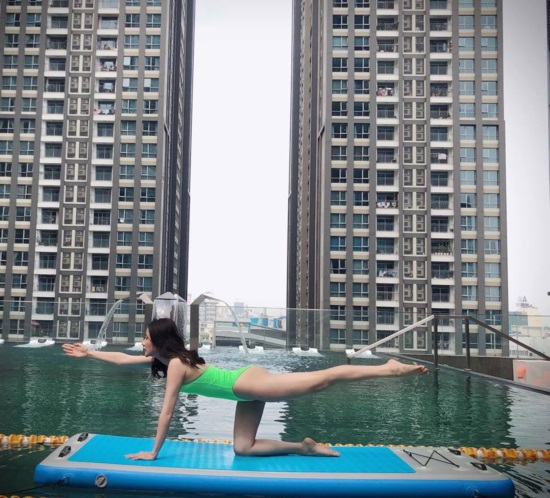 Tình cũ Lương Bằng Quang trổ tài tập yoga trên nước - 2