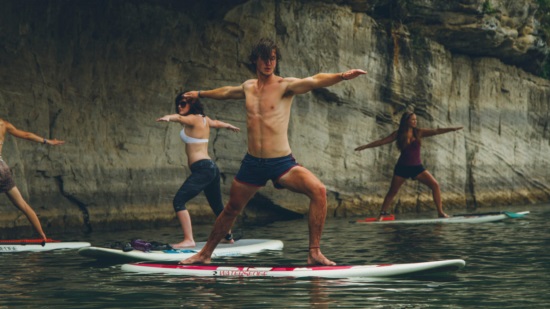 Tình cũ Lương Bằng Quang trổ tài tập yoga trên nước - 4