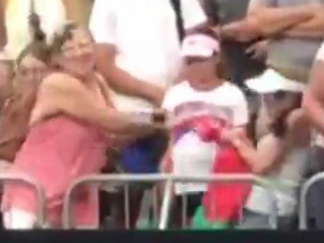 Thể thao - 2 nữ CĐV "động thủ" loạn Australian Open: Tay vợt làm phúc phải tội