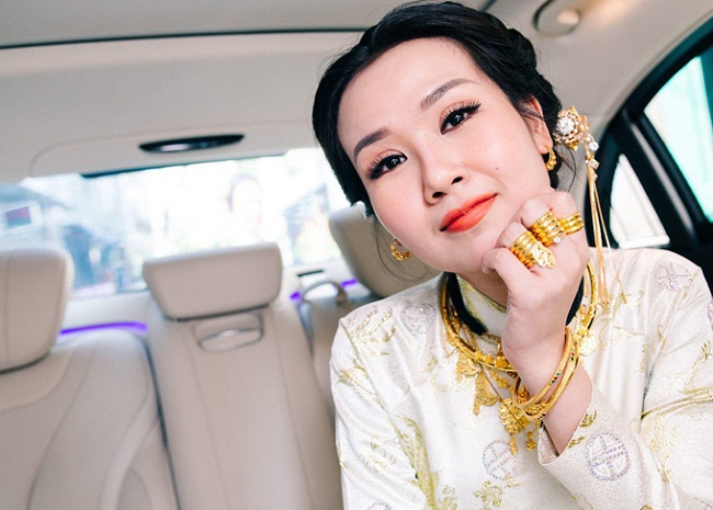 1. Võ Hạ Trâm: Trong lễ vu quy sáng ngày 14/1 tại TP HCM, nữ ca sĩ Võ Hạ Trâm được nhà chồng tặng nhiều nhẫn, vòng và bông tai vàng.