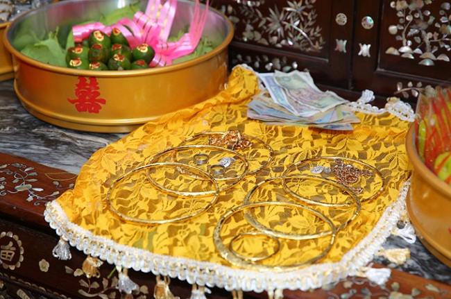 Tiết lộ của Tô Ngọc Hòa - quản lý truyền thông của Lâm Khánh Chi cho biết, vàng cưới hồi môn của cặp đôi tính riêng trong ngày 28.12 lên đến 15 cây vàng.