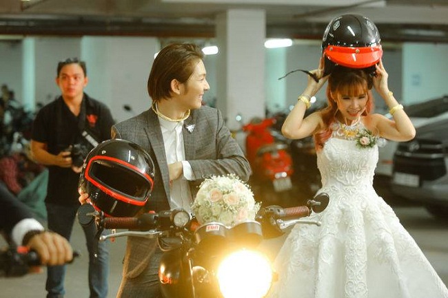 Cô dâu Khởi My mang nguyên số quà tặng bằng vàng cùng chú rể Kelvin Khánh đi đến địa điểm tổ chức lễ cưới bằng moto.