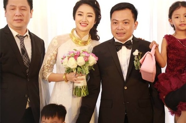 Không chỉ tổ chức tiệc cưới thành 3 phần, vợ chồng Thu Ngân - Doãn Phương còn tiến hành hôn lễ hai lần ở Hà Nội và Hải Phòng.