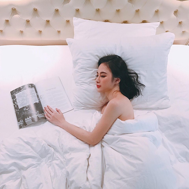 Giường ngủ được thiết kế như nữ hoàng của người đẹp sinh năm 1995.