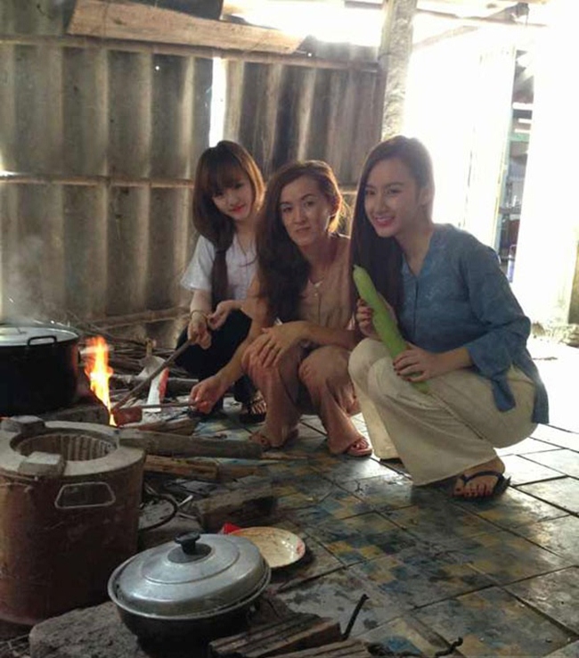 Ba mẹ con Angela Phương Trinh ăn mặc đơn giản, không ngại nấu nướng bằng bếp củi.
