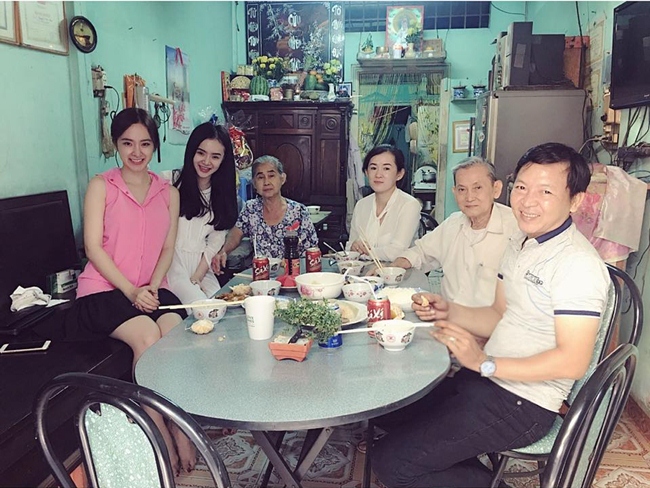 Phương Trinh cùng mẹ, em gái trong một lần về thăm quê, ăn bữa cơm ấm cúng cùng ông bà. Có thể thấy căn nhà ở quê của nữ diễn viên 9X rất giản dị.