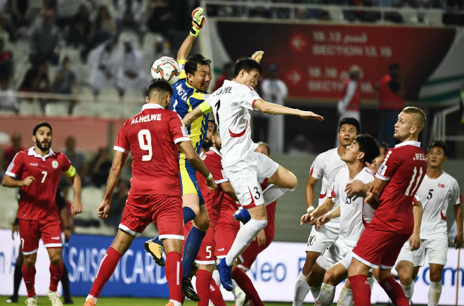 2 trận kỳ lạ, 7 bàn thắng khiến triệu fan Việt đau tim, chóng mặt Asian Cup - 1