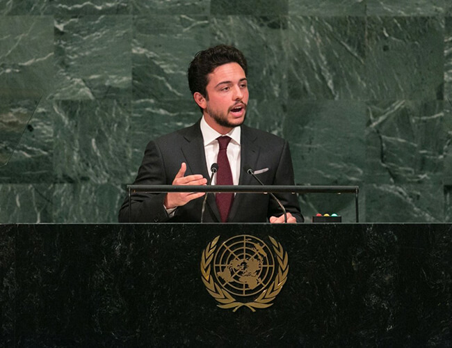Al Hussein Bin Abdullah II, 23 tuổi, là người kế vị ngai vàng tương lai của Jordan. Năm nay 23 tuổi, anh là sinh viên tốt nghiệp từ trường Sandhurst và là một trung úy trong Lực lượng Vũ trang Jordan