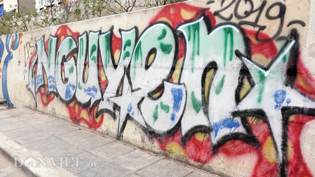 Đường trăm tỷ mới hoàn thành bị bôi bẩn hàng trăm hình vẽ graffiti - 9