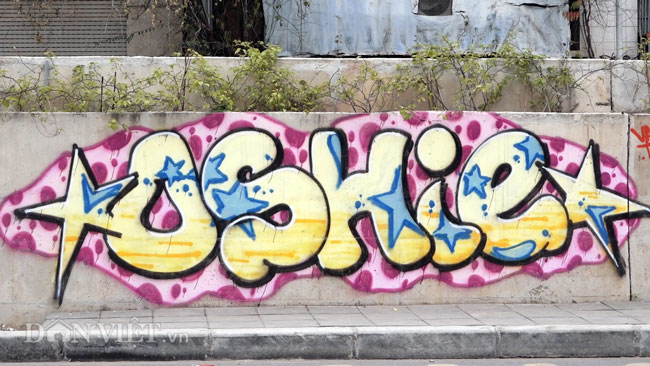 Đường trăm tỷ mới hoàn thành bị bôi bẩn hàng trăm hình vẽ graffiti - 3