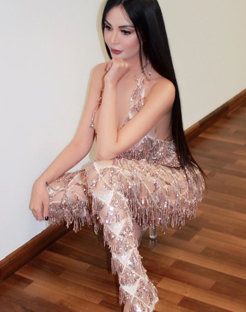 Cực xinh đẹp nhưng cô gái vẫn chi 11 tỷ đồng để giống Kim “siêu vòng 3” - 1