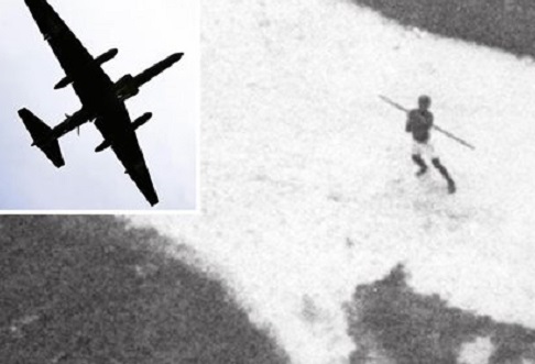 Ảnh hiếm: Bộ lạc Nam Phi ném giáo để hạ máy bay tình báo Mỹ - 1