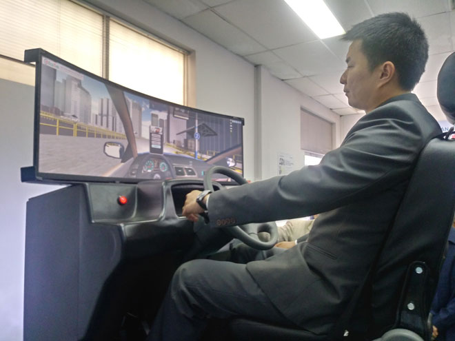 Hé lộ hình ảnh “cabin tập lái 3D” sắp áp dụng đào tạo lái xe ở Việt Nam - 2