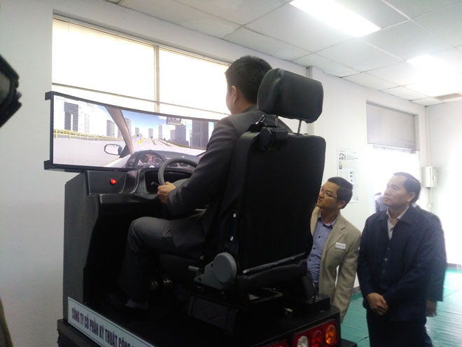 Hé lộ hình ảnh “cabin tập lái 3D” sắp áp dụng đào tạo lái xe ở Việt Nam - 1