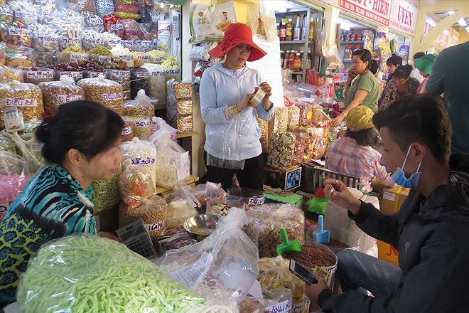Đặc sản nước ngoài đổ bộ chợ tết tại TPHCM - 1