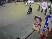Tin tức trong ngày - Clip: Giây phút “xế hộp” phóng như tên lao vào hàng loạt phương tiện trên phố Hà Nội