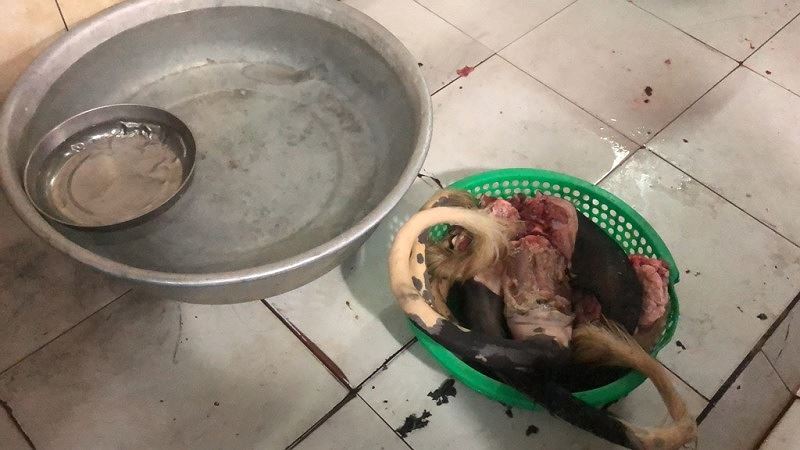 Ớn lạnh tẩy trắng phụ phẩm bò thối để bán cho quán nhậu - 10