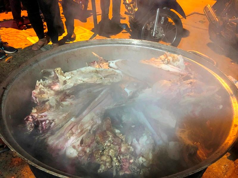 Ớn lạnh tẩy trắng phụ phẩm bò thối để bán cho quán nhậu - 12