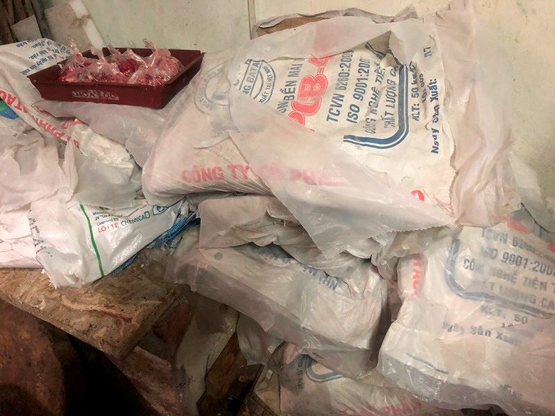 Ớn lạnh tẩy trắng phụ phẩm bò thối để bán cho quán nhậu - 13