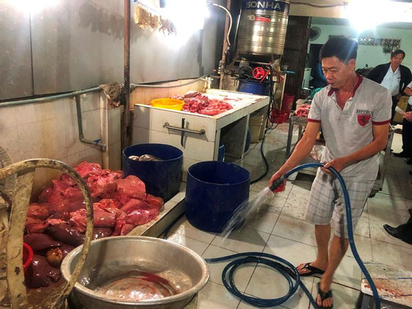 Ớn lạnh tẩy trắng phụ phẩm bò thối để bán cho quán nhậu - 14