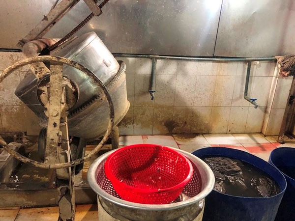 Ớn lạnh tẩy trắng phụ phẩm bò thối để bán cho quán nhậu - 3