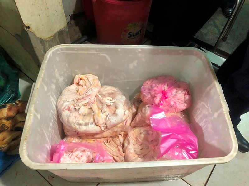 Ớn lạnh tẩy trắng phụ phẩm bò thối để bán cho quán nhậu - 8