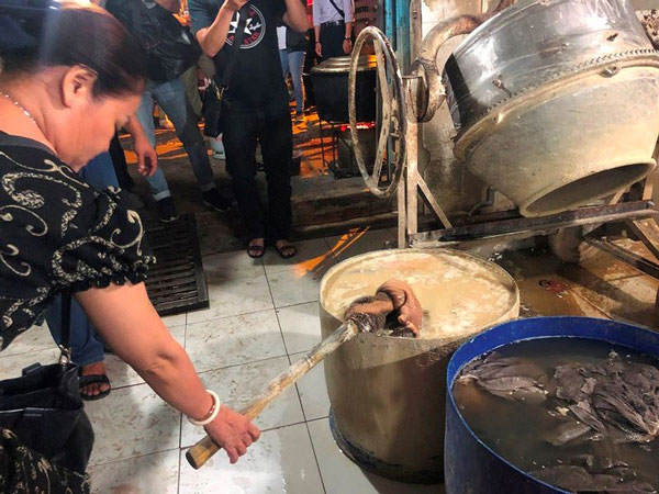 Ớn lạnh tẩy trắng phụ phẩm bò thối để bán cho quán nhậu - 9