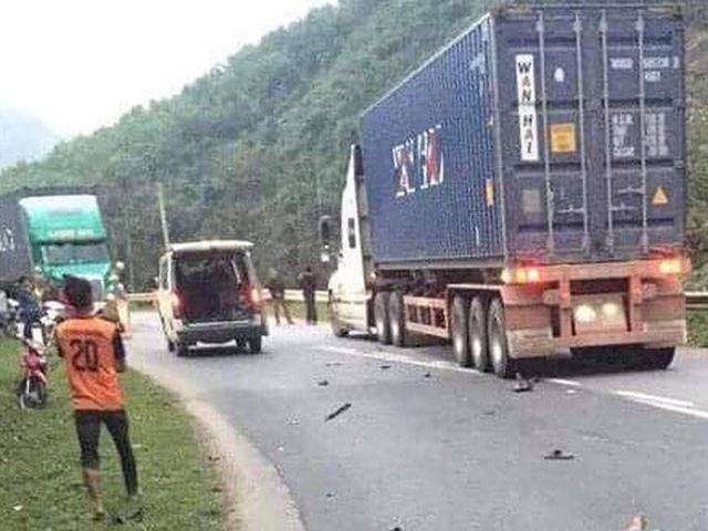 Tin tức trong ngày - Va chạm xe máy và xe container, 3 người thương vong