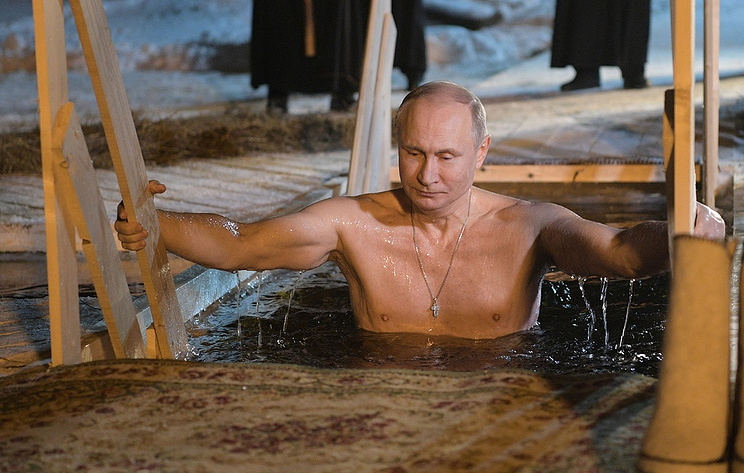 Video: Ông Putin cởi trần bước xuống hồ nước lạnh ngâm mình - 1