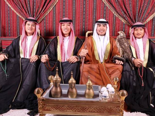 Bạn trẻ - Cuộc sống - Trước trận đấu Việt Nam vs Jordan, Đức Huy, Quế Ngọc Hải rủ nhau đi chụp ảnh kỉ niệm