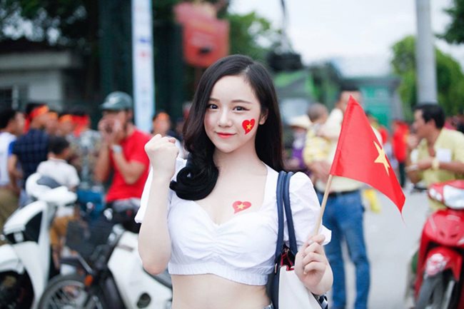 Không ít cô gái “nổi đình nổi đám” chỉ nhờ một lần đến khán đài sân cỏ cổ vũ bóng đá. Mới đây, một cô gái Việt được báo Hàn ca ngợi là&nbsp;“lý do để cánh mày râu đi xem bóng đá”&nbsp;vì quá xinh đẹp và nóng bỏng.