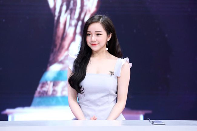 Đó là Nguyễn Thủy Tiên &#40;sinh năm 2000, Hưng Yên&#41; – cô gái được mệnh danh là “hot girl ngủ gật” nhờ bức ảnh diện áo dài trắng ngủ gật giữa sân trường.