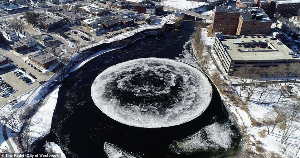 Vòng tròn băng khổng lồ như đĩa bay UFO lộ diện trên sông Mỹ - 1