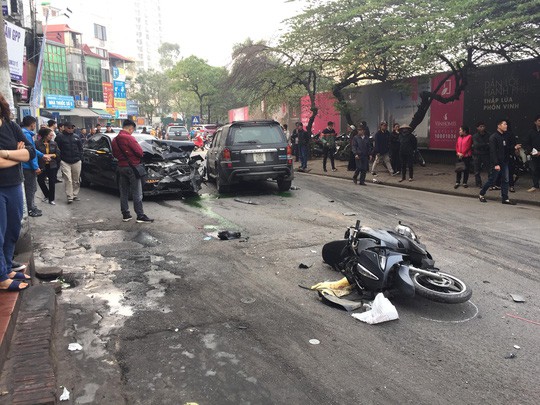 Công an làm việc với tài xế xe Ford để xác định nguyên nhân vụ tai nạn kinh hoàng - 1