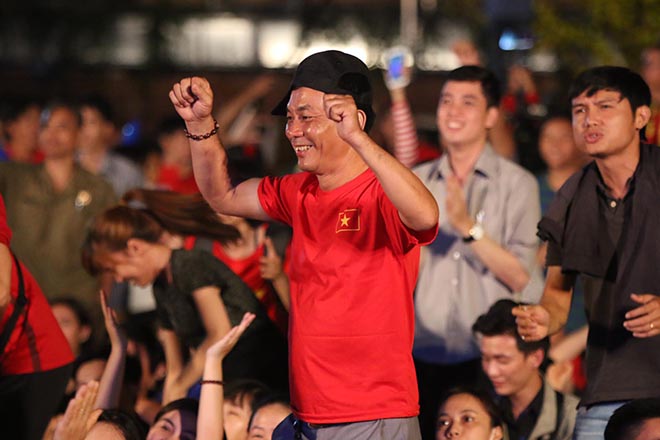 Trực tiếp triệu fan cổ vũ Việt Nam – Jordan: Sôi sục khán đài, fan Việt nín thở - 5