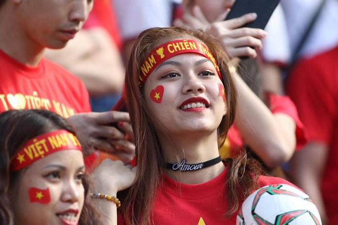 Việt Nam đại chiến Jordan: Fan nữ xinh tiếp sức thầy trò Park Hang Seo - 1