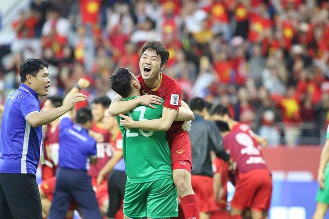 Chùm ảnh Việt Nam vỡ òa thắng Jordan: Văn Lâm bị đồng đội &#34;hạ knock-out&#34; - 2