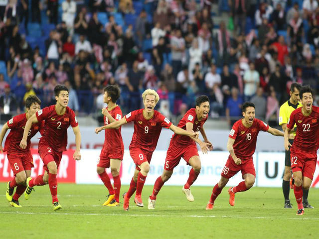 ĐT Việt Nam vỡ òa vào tứ kết Asian Cup: Văn Lâm bị đồng đội ”hạ knock-out”