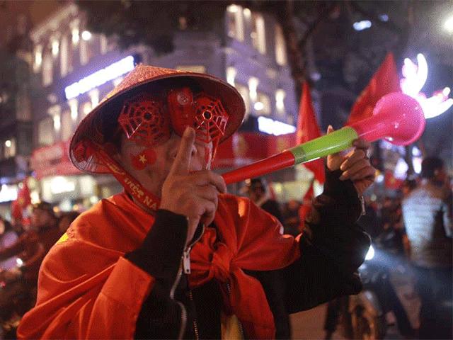 Tin tức trong ngày - "Ông Công ông Táo đi bão" và những kiểu ăn mừng "bá đạo" của CĐV