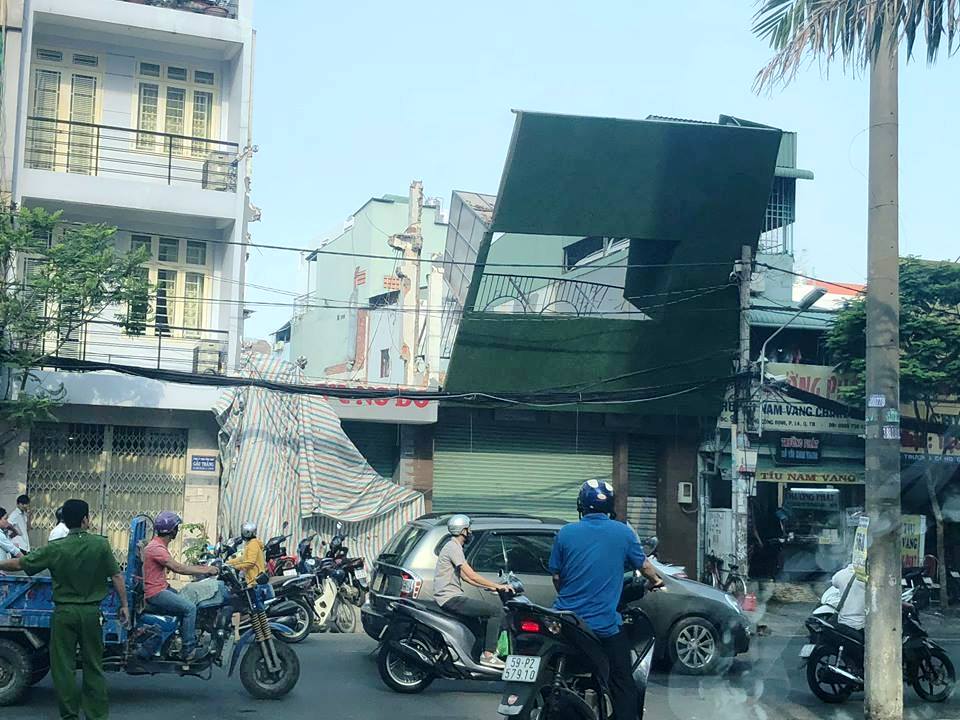 Bảng quảng cáo “đu đưa” trên cột điện ở Sài Gòn, người đi đường tháo chạy - 2